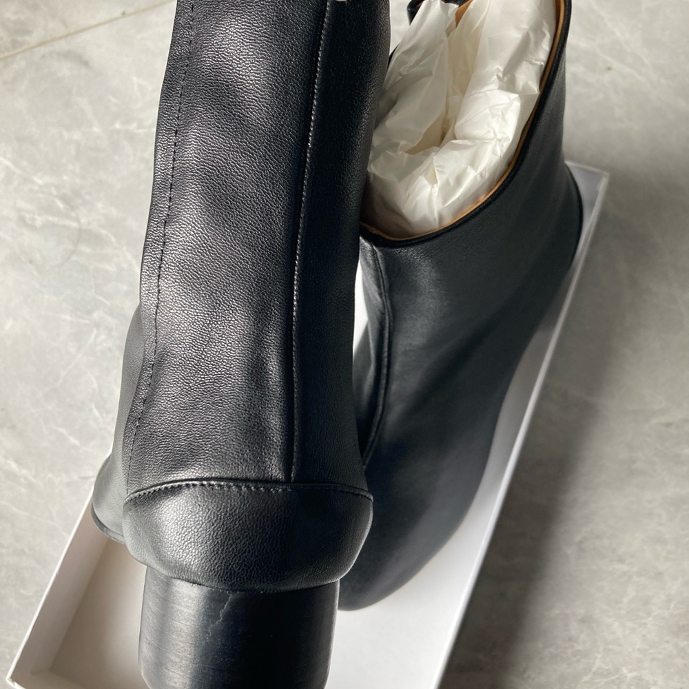 Elegant Black Leather Women's Boots - Picture 5 of 7